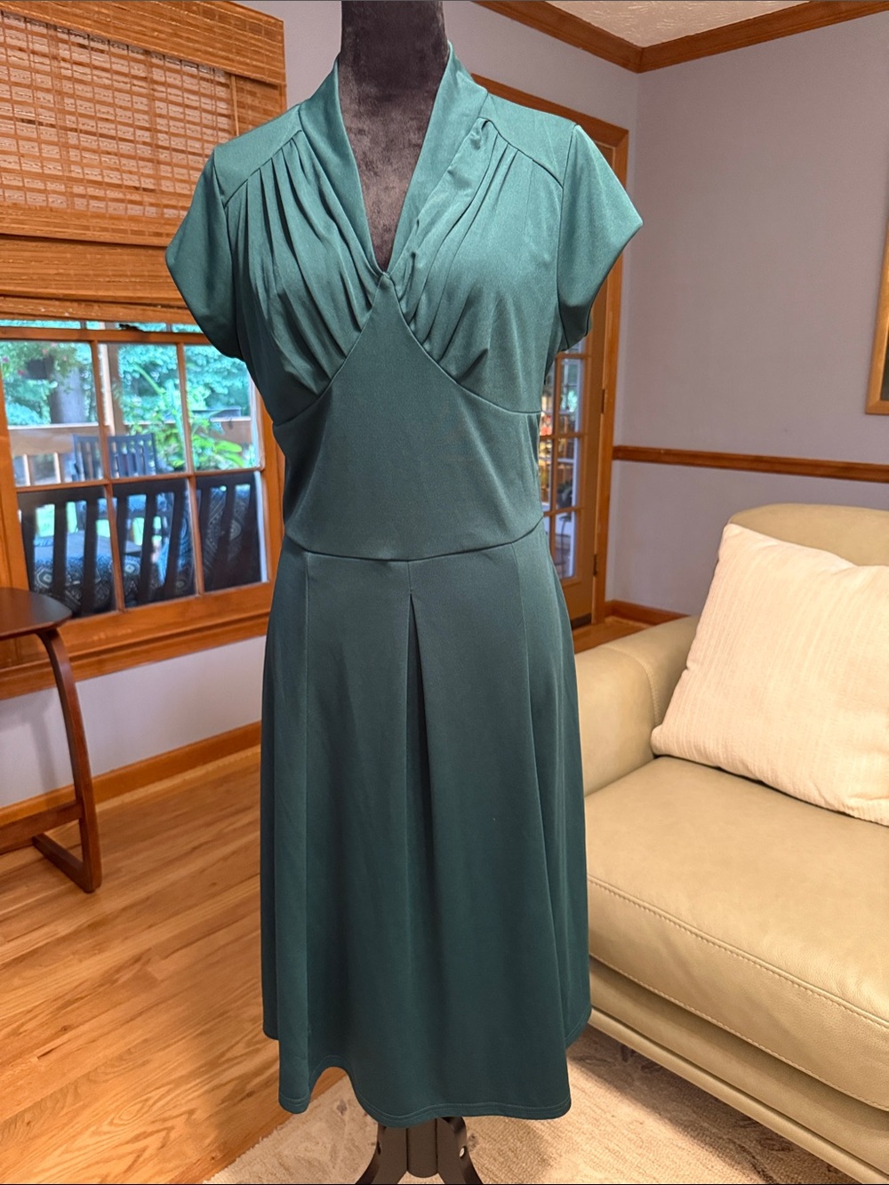 Elegant Emerald Cap-Sleeve A-Line Dress